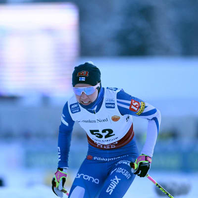 Kerttu Niskanen hiihtää Jällivaarassa.
