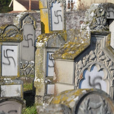 Tiotals Nazi-hakkors målade på judiska gravstenar i Frankrike.
