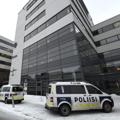Polisbilar utanför fastigheten i Kägeludden 15.2.2018.