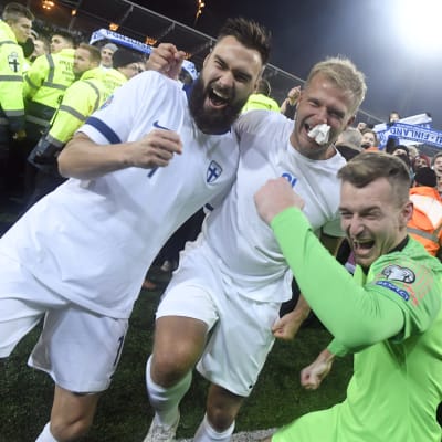 Tim Sparv, Paulus Arajuuri och Lukas Hradecky firar efter segern över Liechtenstein. 