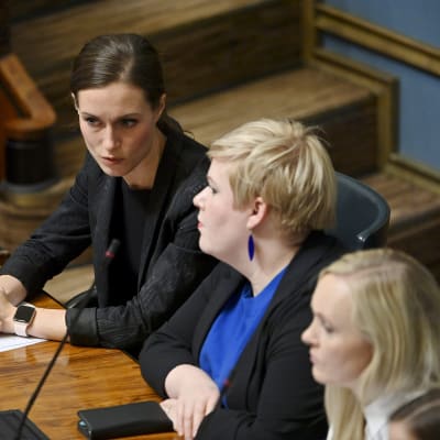 Sanna Marin, Annika Saarikko och Maria Ohisalo i riksdagen.