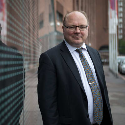 Hybridcentrets direktör Matti Saarelainen på gatan. 