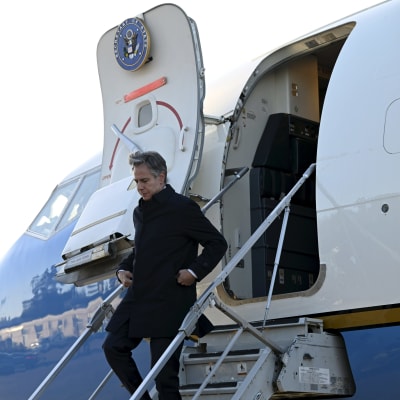Antony Blinken går ut ur ett flygplan.