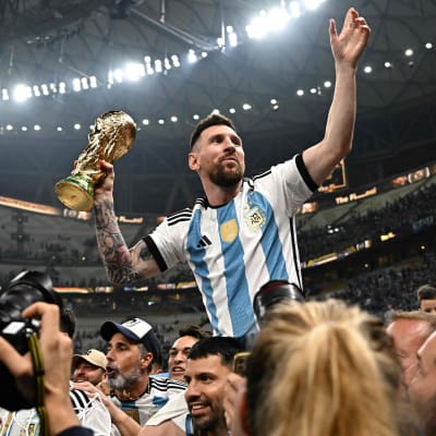 Lionel Messi med VM-pokalen.
