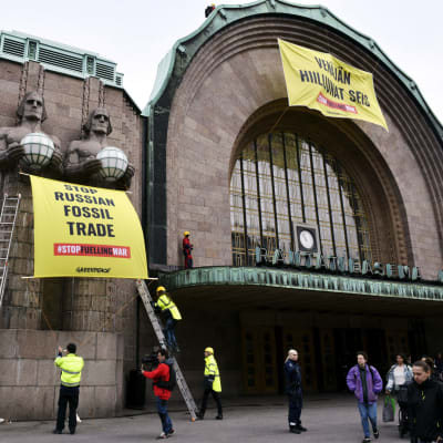 Helsingin rautatieaseman julkisivuun kiinnitetään banderolleja.