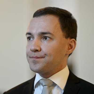 Sannfinländsk riksdagsledamot ser allvarlig ut.