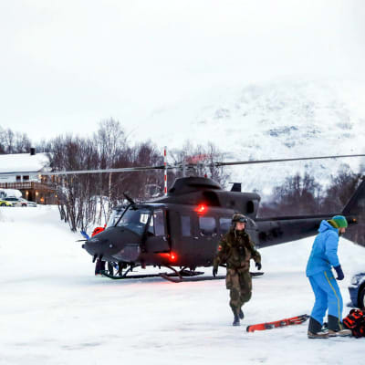 Helikopter på plats för att delta i sökandet efter alpinister i Nordnorge. 