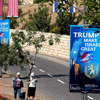 "Trump är Sions vän" och "Trump gör Israel stort igen" står det på plakaten.