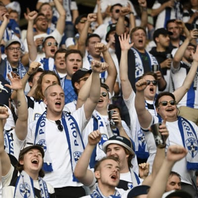 Finländska fotbollsfans jublar på läktaren.