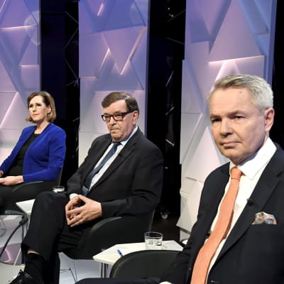 På bilden från Yles presidentvalsdebatt syns förutom Paavo Väyrynen också Pekka Haavisto, Tuula Haatainen och Nils Torvalds.