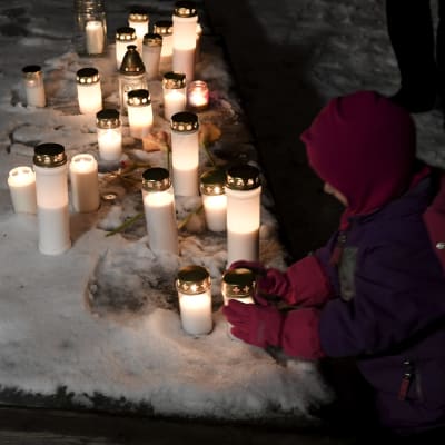 Invånare i Arabiastranden i Helsingfors tände ljus på juldagen till minne av pojken som blev offer för ett misstänkt mord  på julaftonen.