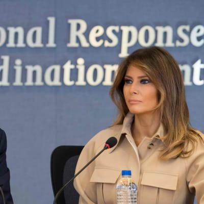 Donald och Melania Trump på en presskonferans.