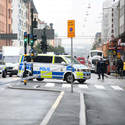 Polisbilar har spärrat av en gata i centrala Stockholm.