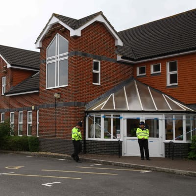 Poliser utanför baptisternas samlingslokal i Amesbury på onsdagen. 