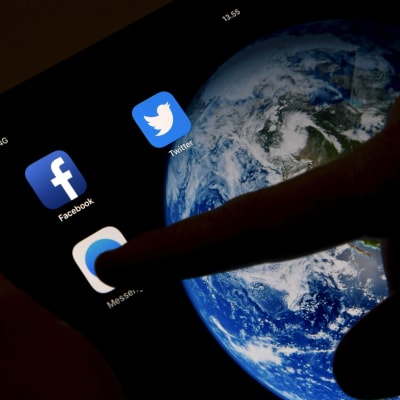 Facebooks och Messengers ikoner på en smarttelefons skärm.