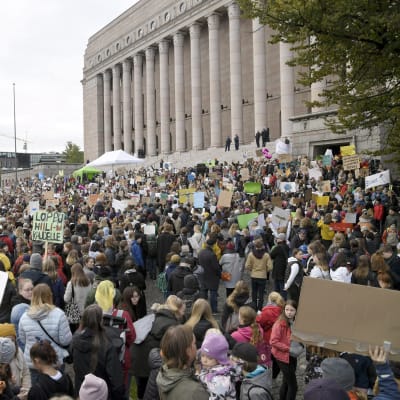 Klimatdemonstranter framför riksdagshuset i Helsingfors