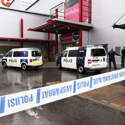 Polisbilar utanför köpcentret i Kuopio där våldsdådet ägde rum på ett yrkesinstitut i byggnaden. 