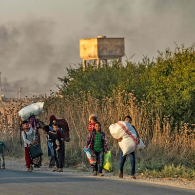 Civila flyr undan den turkiska offensiven i norra Syrien