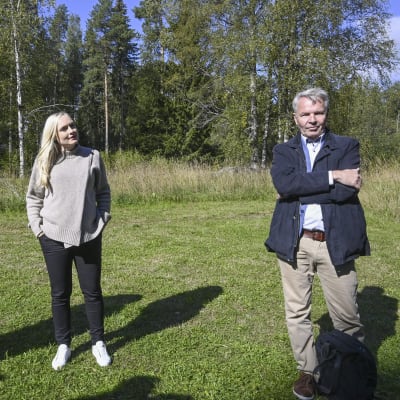 Eduskuntaryhmän puheenjohtaja Emma Kari, puheenjohtaja Maria Ohisalo ja ulkoministeri Pekka Haavisto vihreän eduskuntaryhmän kesäkokouksen tiedotustilaisuudessa Evon retkeilyalueella Hämeenlinnassa 1. syyskuuta 2021.