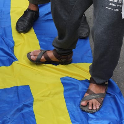 Aktivister trampar på den svenska flaggan utanför svenska ambassaden i Jakarta.