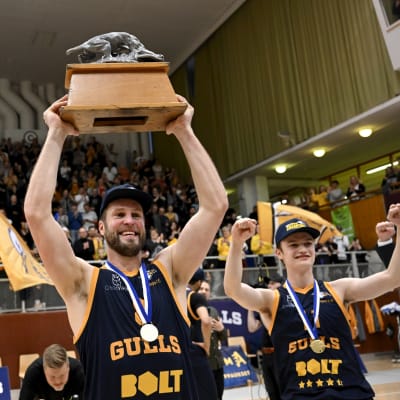 Timo Heinonen nostaa mestaruuspokaalia, kun Seagullsin pelaajat juhlivat koripallon miesten Korisliigan Suomen mestaruutta.