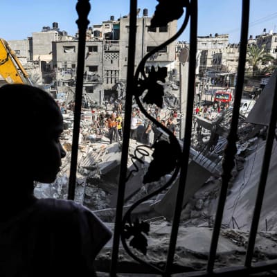 Flicka tittar på följderna av israeliskt bombardemang i Rafah i södra Gaza den 31 oktober 2023 