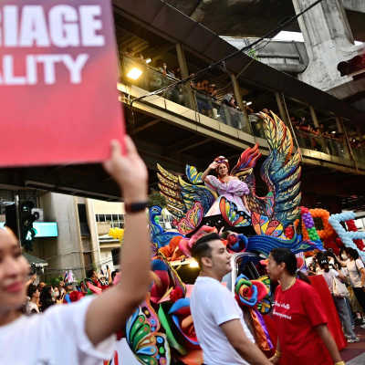  Ett plakat med uppmaning till jämlikhet i äktenskapet under en pridemarsch i Bangkok den 4 juni 2023. 