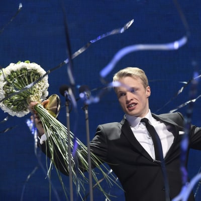 Iivo Niskanen med blomma och pokal