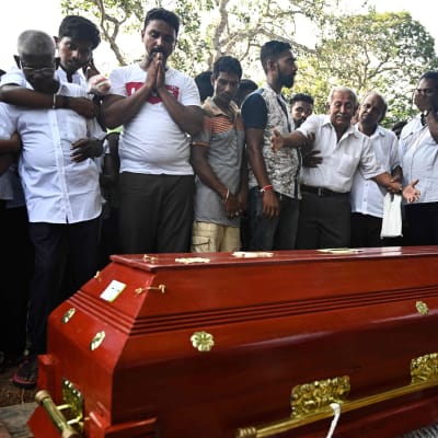 Anhöriga sörjer ett av offren för bombdåden i Sri Lanka.