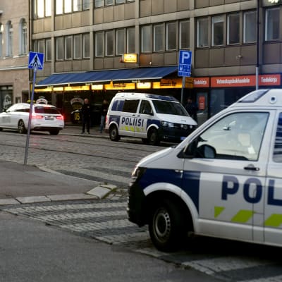 Polisbilar framför restaurang Pataässä i Helsingfors.