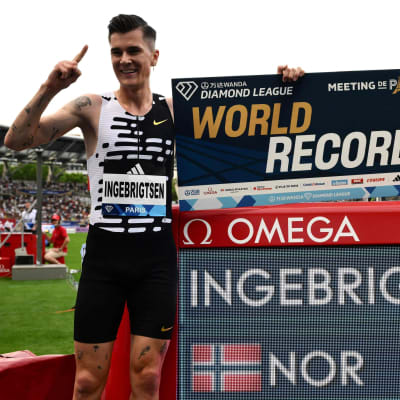 Jakob Ingebrigtsen firar världsrekord.