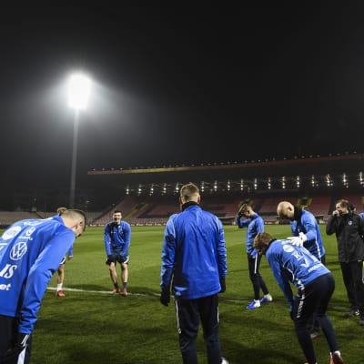 Huuhkajat venyttelee Zenicassa. 