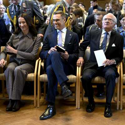 DSuzanne Innes-Stubb, president Alexander Stubb, kung Carl XVI Gustaf och drottning Silvia sitter bredvid varandra i en festsal.