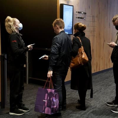 Katsojia menossa elokuviin BioRex Triplan elokuvateatterissa kauppakeskus Triplassa Helsingissä 13. lokakuuta 2021.
