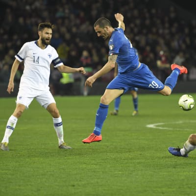 Tim Sparv och Paulus Arajuuri kämpar om bollen med Leonardo Bonucci