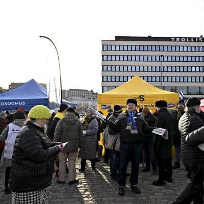 Ihmisiä liikkeellä aurinkoisena pakkaspäivänä Hakaniemen Maalaismarkkinoilla jossa käytiin eduskuntavaalien kampanjointia Helsingissä 5. helmikuuta 2023.