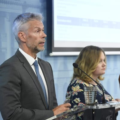 Överläkare Taneli Puumalainen, familje- och omsorgsminister Krista Kiuru och forsknings- och kulturminister Hanna Kosonen under presskonferensen den 17 juni 2020.