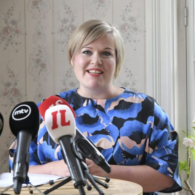 Annika Saarikko vid ett podium