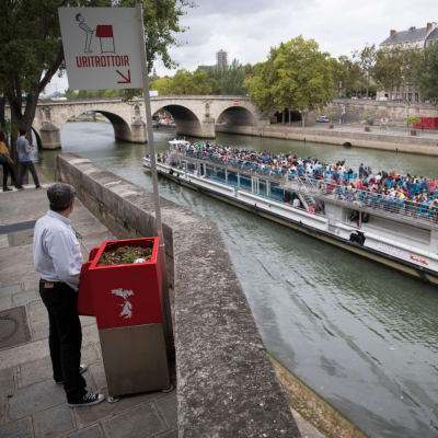 Öppna pissoarer har installerats i Paris för att få bukt med män som kissar på gatorna. 