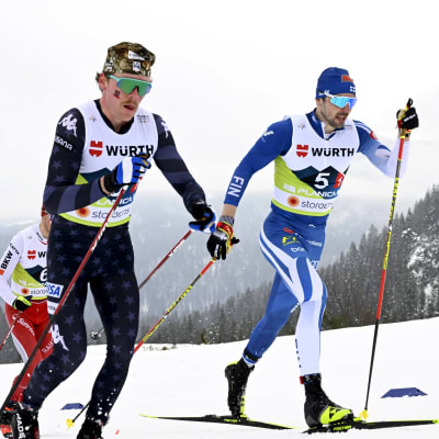 Ben Ogden och Ristomatti Hakola åker skidor i VM.