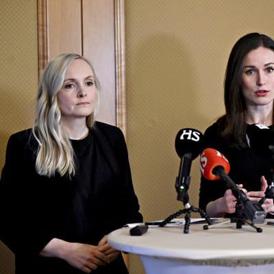 Ympäristö- ja ilmastoministeri Maria Ohisalo ja pääministeri Sanna Marin tiedotustilaisuudessa Ukrainan Kiovassa perjantaina 10. maaliskuuta 2023.