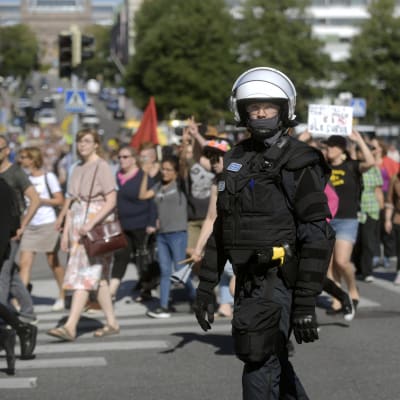 Polis övervakar demonstrationen "Turku ilman natseja" (Åbo utan nazister).