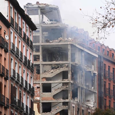 Ett flervårningshus i centrum av Madrid förstördes i en explosion 20.1