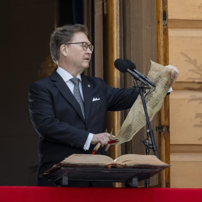 Åbo stads protokollchef Mika Akkanen utlyser julfreden den 24 december 2023.