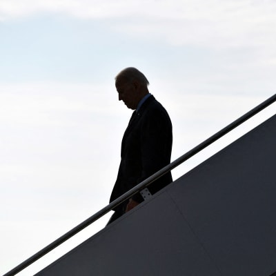 Joe Biden laskeutuu lentokoneen portaita.