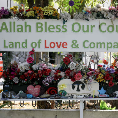 En blomsterhyllning utanför Al Noor-moskén i samband med minnesdagen tidigare den här månaden då det gått ett år sen masskjutningen i Christchurch. 