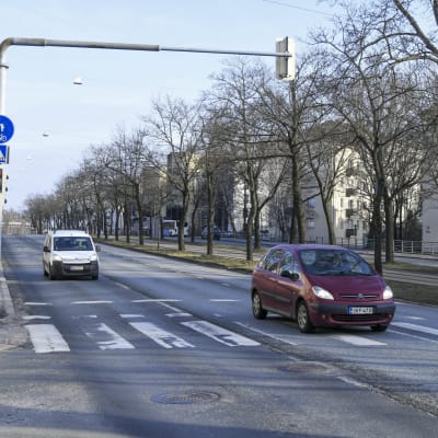 Lugn morgontrafik på Backasgatan i Helsingfors den 26 mars 2020.