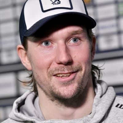Sami Vatanen lippis päässä Suomen harjoitusten jälkeen