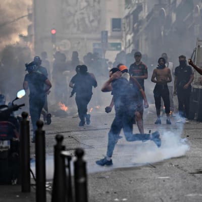 Mielenosoittajia kadulla Ranskan Marseillessa 30. kesäkuuta 2023.