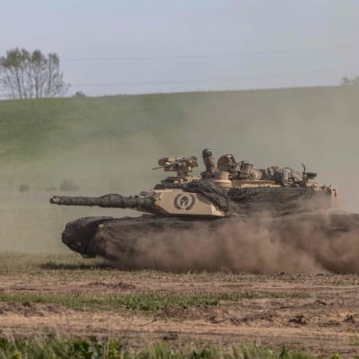 Abrams-panssarivaunu ajaa sotaharjoituksissa.